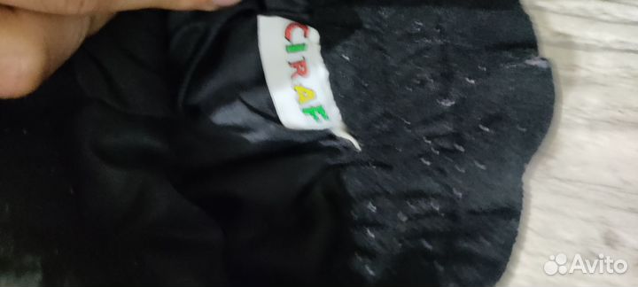 Мальчику пакет отдаю