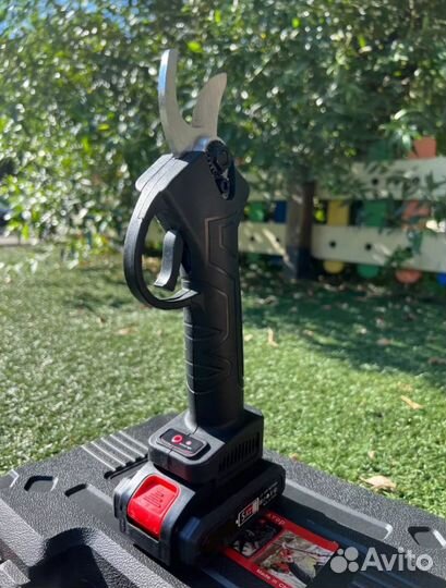 Аккумуляторный секатор