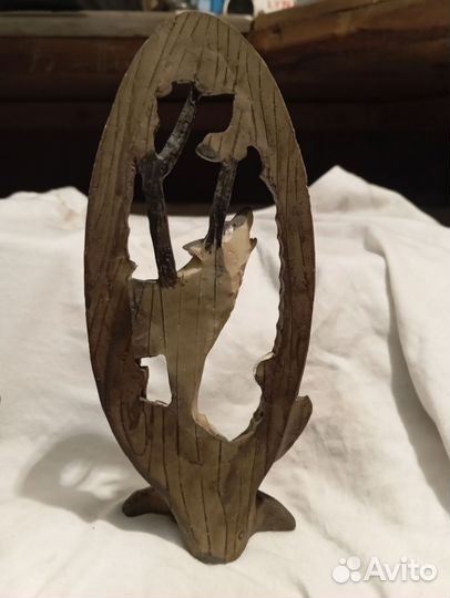 Фигурка из кости,воющий волк