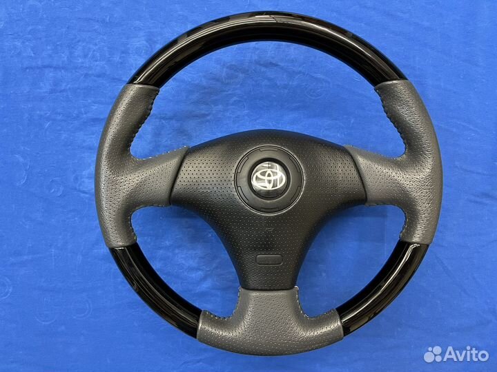 Спортивный руль с черной косточкой Toyota