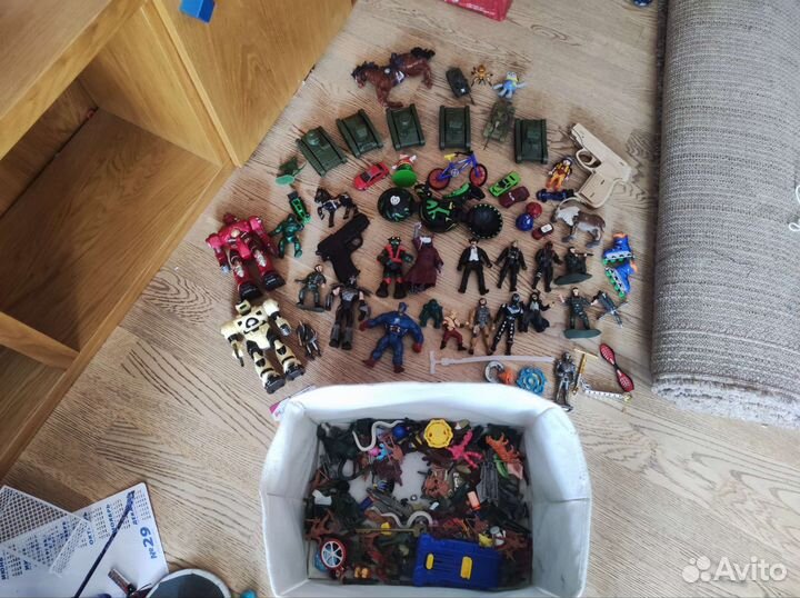 Коробка с игрушками, солдатики