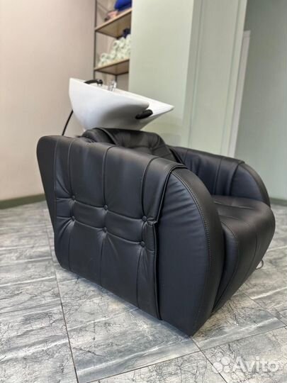 Парикмахерская мойка и кресло