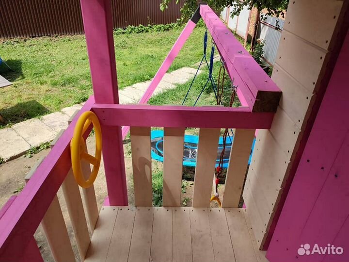 Детский деревянный домик на сваях