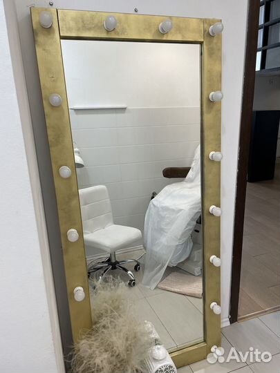 Гримерное зеркало с лампочками