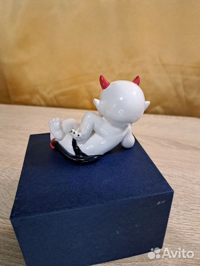 Фигурка фарфоровая