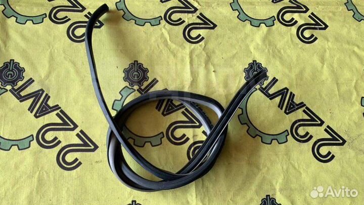 Уплотнитель проема двери передний правый Toyota