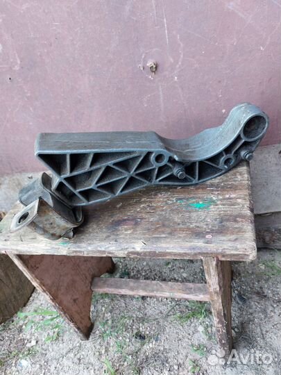 Заднее крепление кпп Лада Гранта, Калина, Датсун