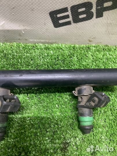 Топливная рейка с форсунками Renault Sandero