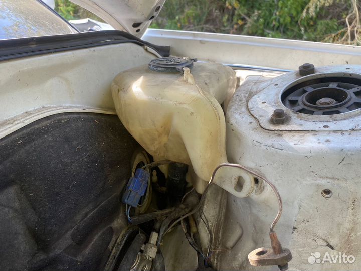 Бочок омывателя Toyota Chaser X80