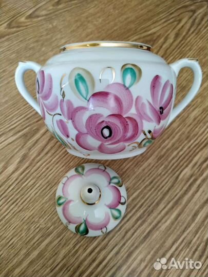 Сахарница и блюдца