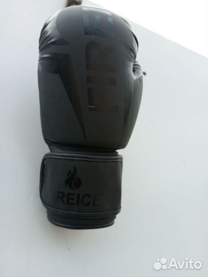 Боксерские перчатки и груша