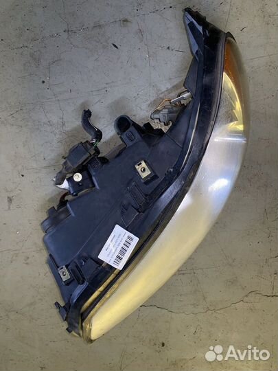 Фара левая 30698850 Volvo XC70 V70 SZ59 SW59 30698