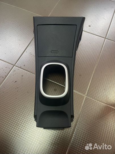 Центральная консоль между сидений Tiida C11