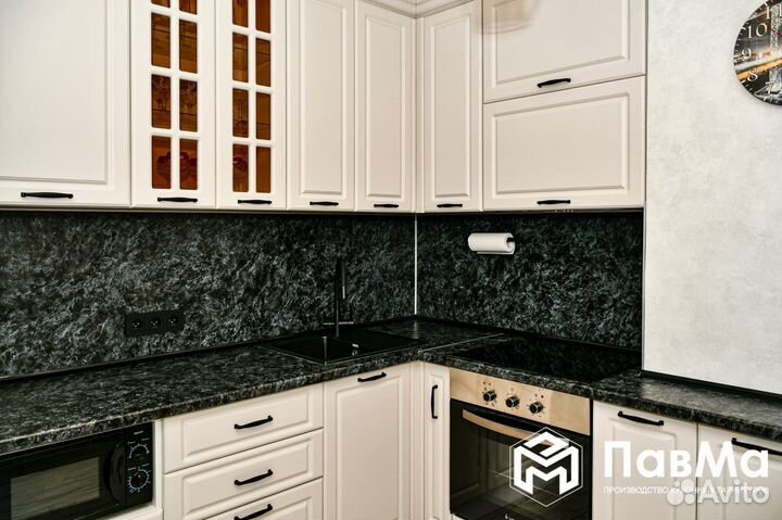 Угловой кухонный гарнитур с белыми фасадами