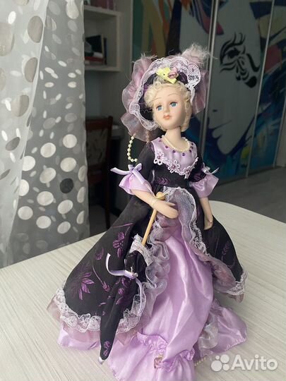 Кукла фарфоровая
