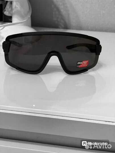 Солнцезашмтные очки matrix