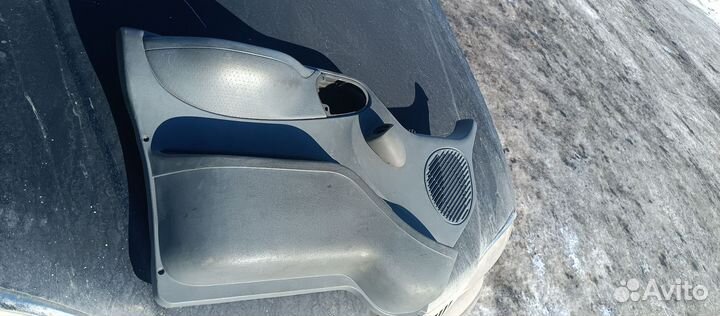 Обшивка левой двери Ford transit 155