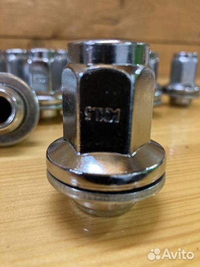 Комплект колёсных гаек на Toyota LC200