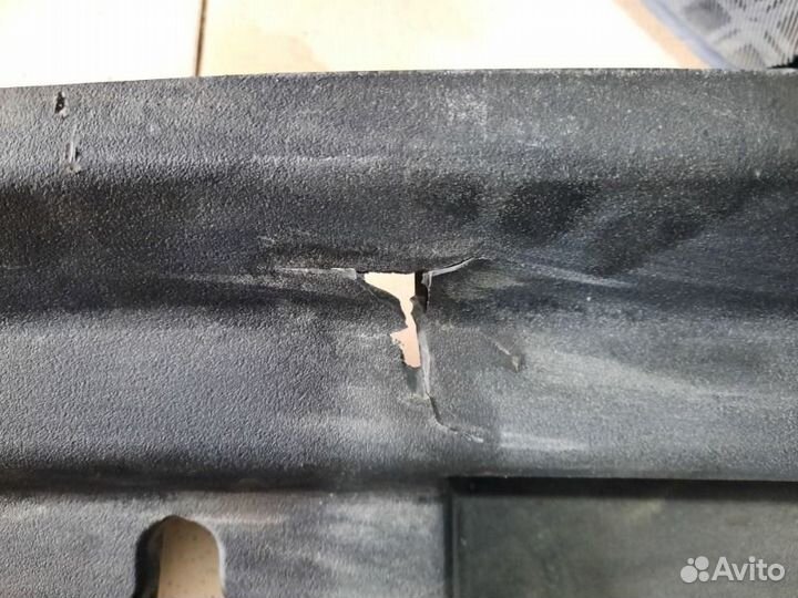 Накладка замка капота передняя Тoyota Land-Cruiser