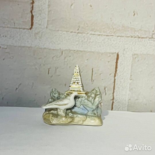 Статуэтка Голубь у обелиска