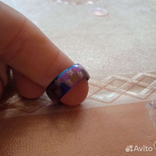 Кольцо с кошачьими лапками радужное