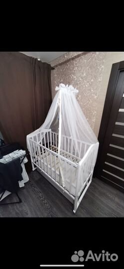 Кроватка детская с маятником