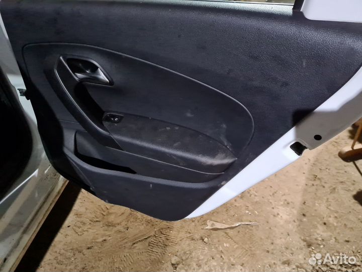 Обшивка двери задняя правая vw Polo sedan