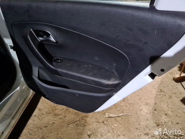 Обшивка двери задняя правая vw Polo sedan
