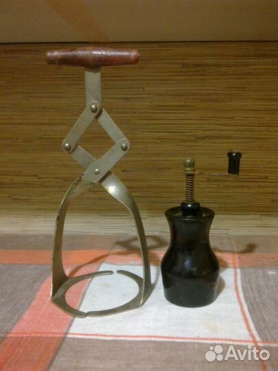 Кухон утварь- тесторезка,мельница,захват,кусачки