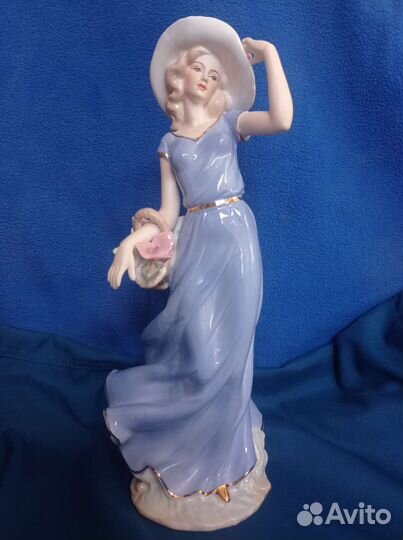Фарфоровая девушка с корзиной