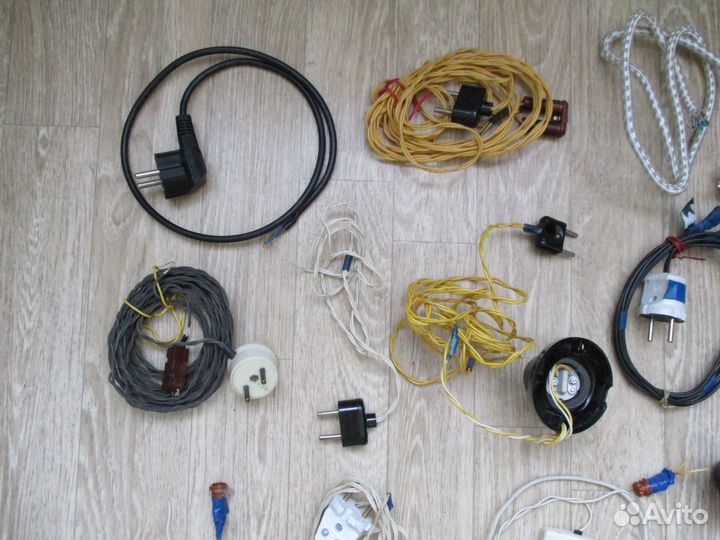 Кучка провода, вилки, запчасти