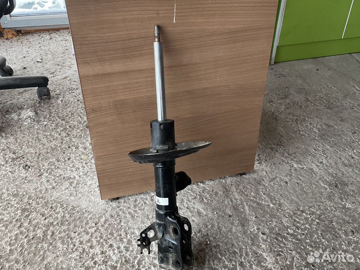 Амортизатор передний левый Toyota Camry XV70