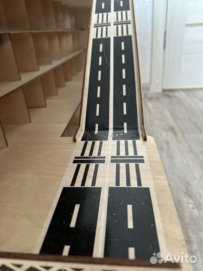 Деревянная парковка для машинок