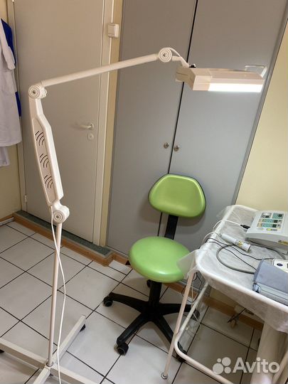 Лампа с увеличительным стеклом напольная