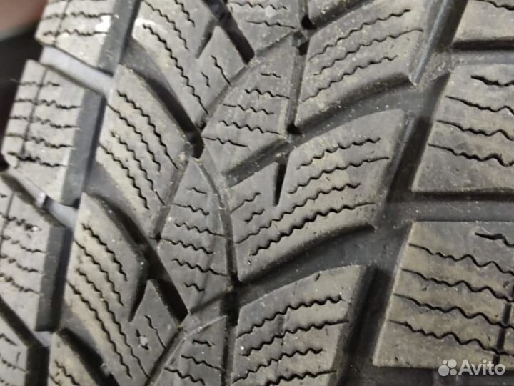 Goodyear UltraGrip 215/65 R17 99V