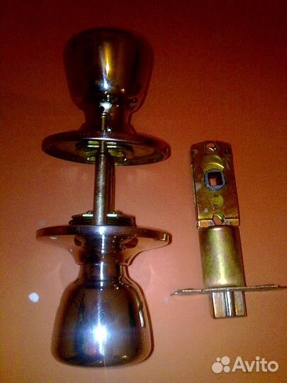 Замки на двери, ручки, шпингалеты