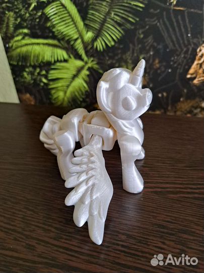 Единорог с подвижными крыльями