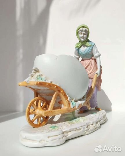 Антикварная фарфоровая статуэтка Яйцо Пасха