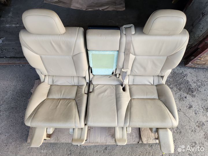 Второй ряд сидений Lexus LX570