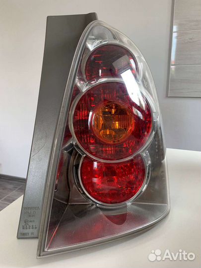 Задний правый фонарь toyota corolla verso 2