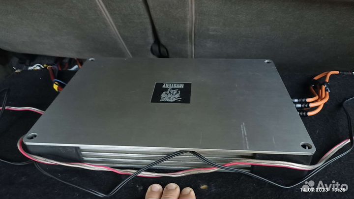 Сабвуфер и усилитель в автомобиль