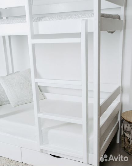 Двухъярусная кровать из массива