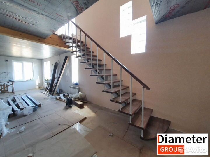 Центральная лестница с площадкой