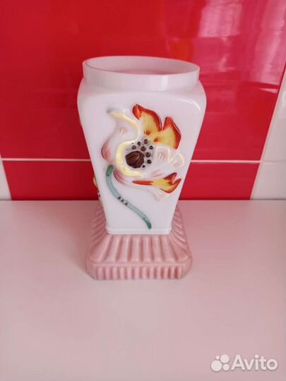 Ваза старинная. Маки, молочное стекло