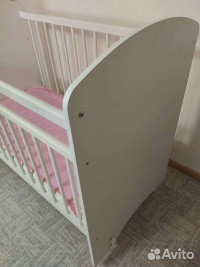 Детская кроватка с маятником