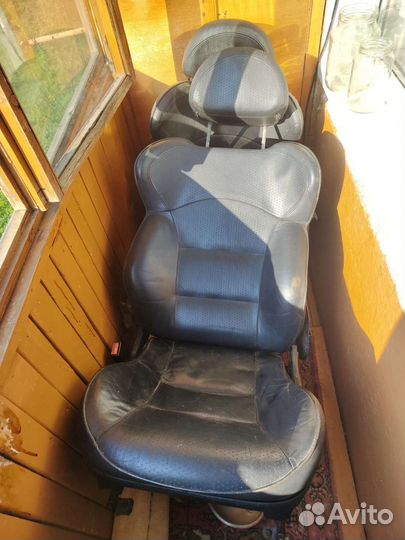 Кожаные передние сиденья