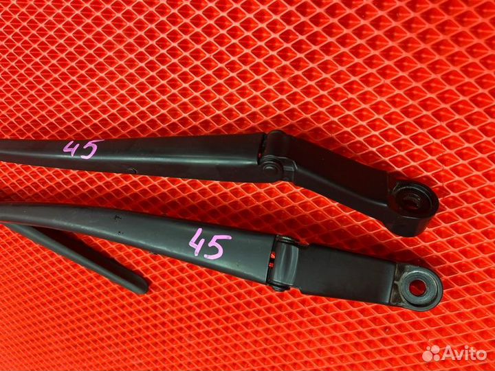 Поводок стеклоочистителя передний Toyota Spade