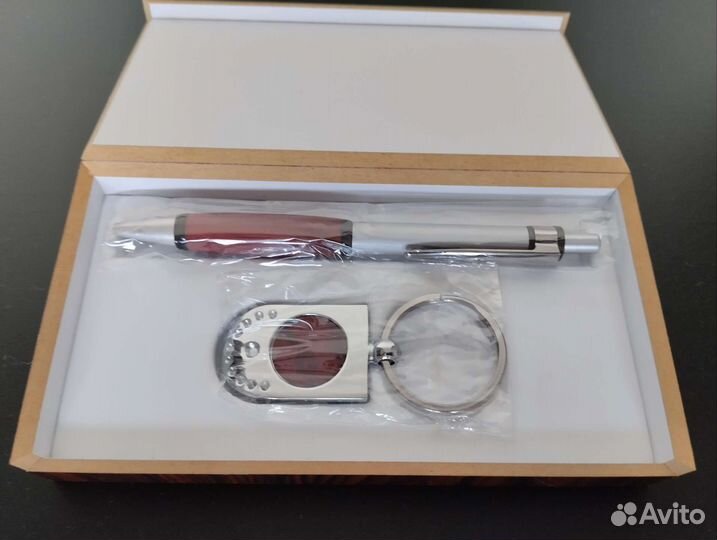 Набор ручка и брелок в деревянной коробке новый