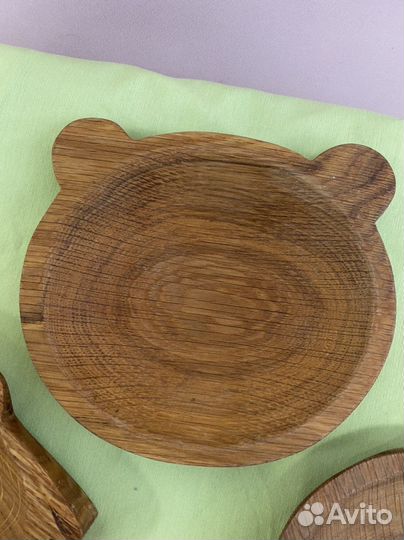 Большая скатерть и деревянные блюда