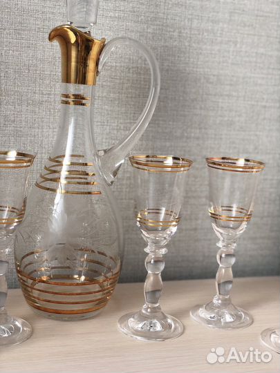 Графин и рюмки для вина